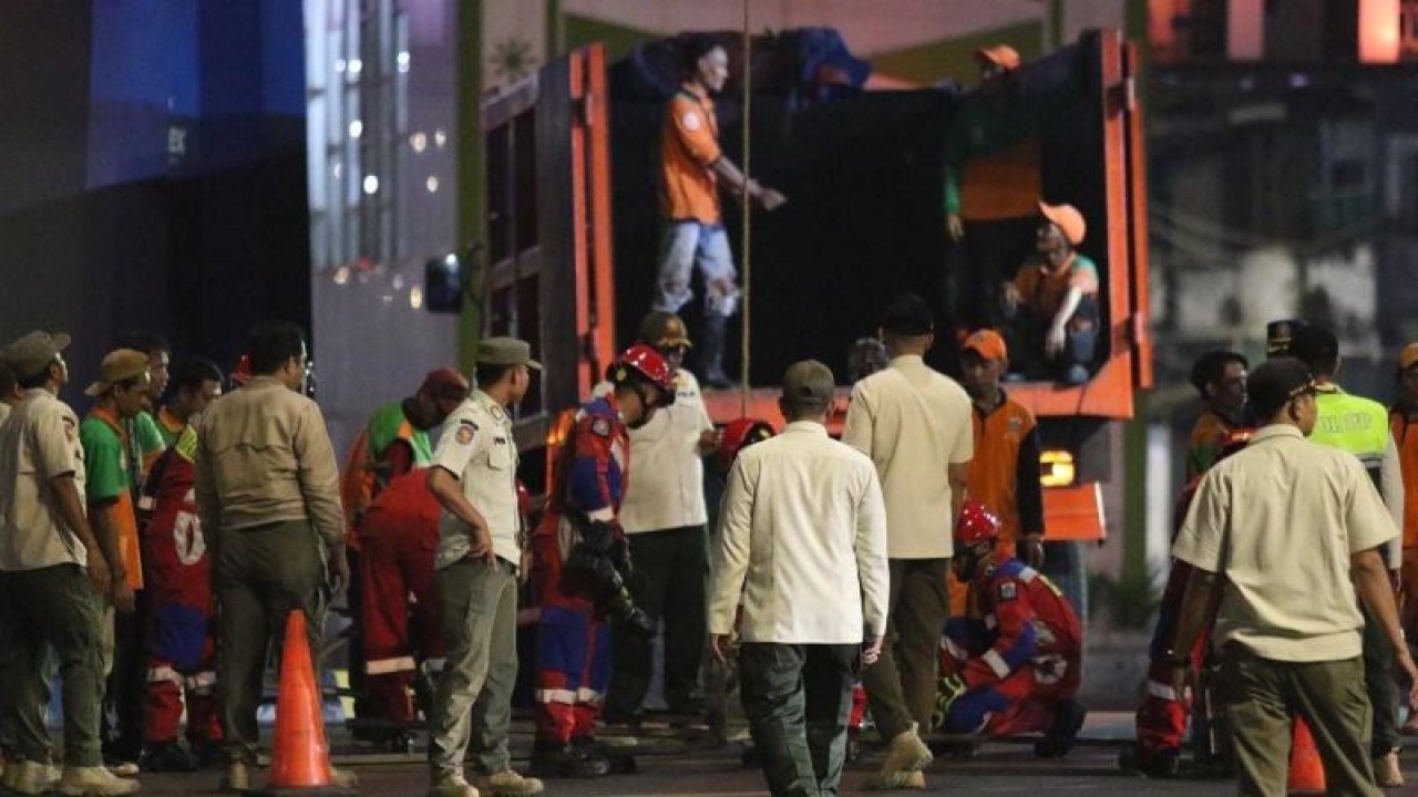 Satuan Polisi Pamong Praja (Satpol PP) Provinsi DKI Jakarta menertibkan reklame yang sudah tidak layak di Fly Over Kramat Raya, Senen, Jakarta Pusat, Rabu (30/8/2023). (ANTARA/Ho/Satpol PP DKI Jakarta)
