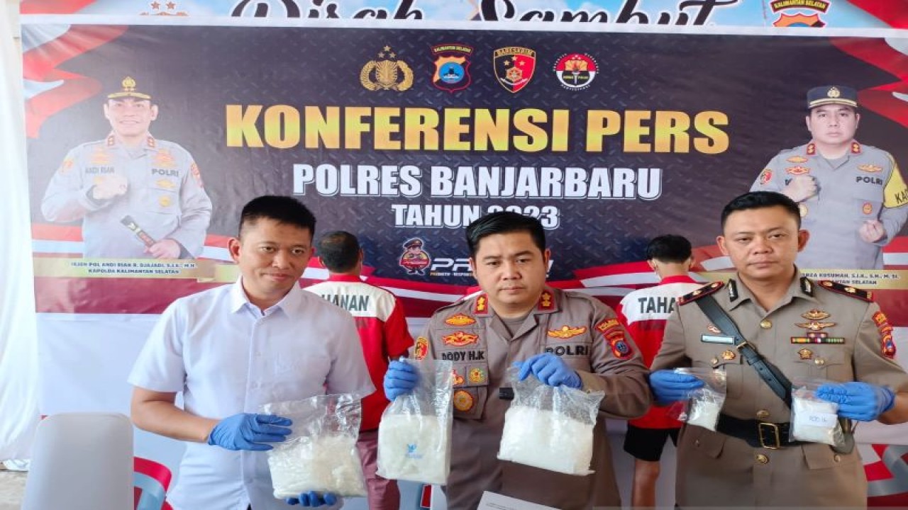Kapolres Banjarbaru AKBP Dody Harza Kusumah (tengah) menunjukkan barang bukti 3,71 kilogram narkotika jenis sabu-sabu beserta barang bukti pendukung lainnya, di Banjarbaru, Kalimantan Selatan, Rabu (30/8/2023). (ANTARA/Yoze Rizal)