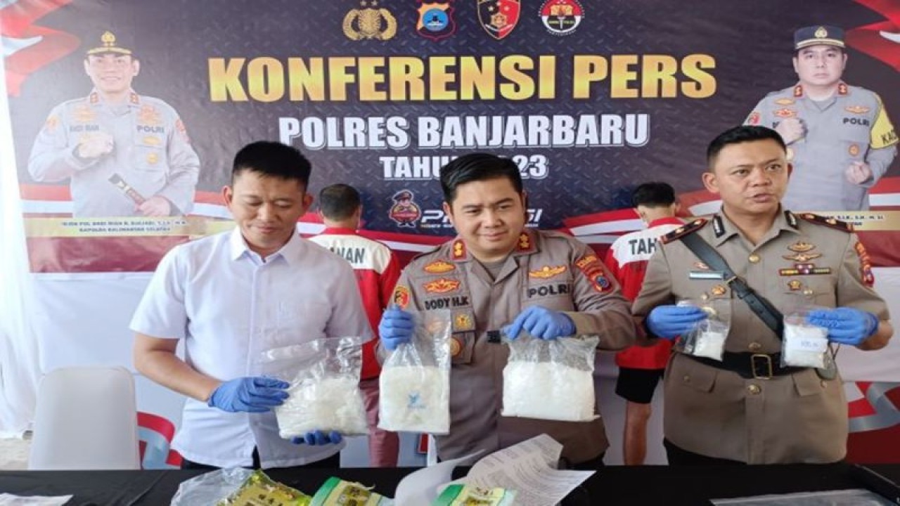 Kapolres Banjarbaru AKBP Dody Harza Kusumah didampingi Kabag Ops Kompol Indra Agung Perdana P dan Kasat Resnarkoba Iptu Subroto memperlihatkan sabu-sabu seberat 3,71 kilogram yang disita dari jaringan pengedar narkoba hasil penangkapan beberapa waktu lalu. (ANTARA/Yose Rizal)