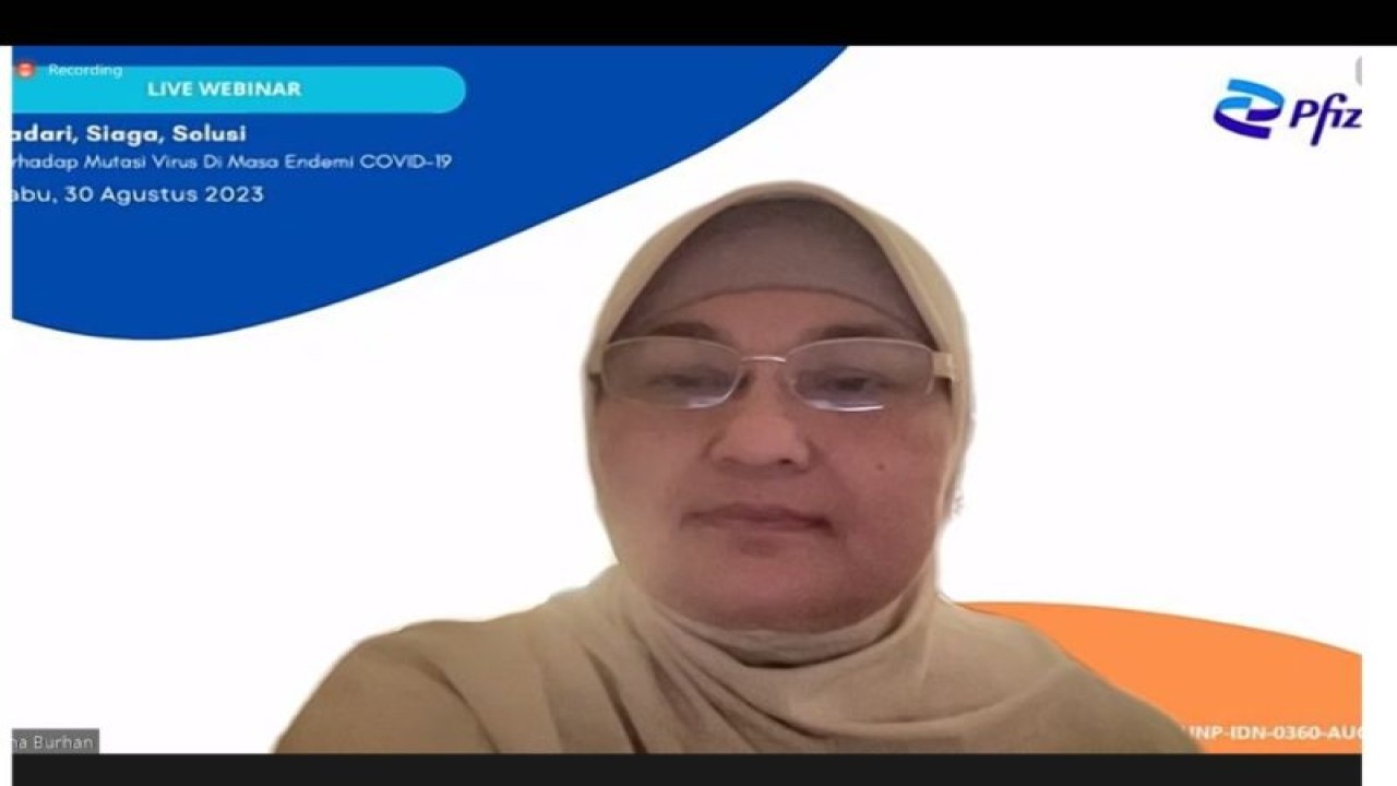 Tangkapan layar dokter spesialis paru dari Perhimpunan Dokter Paru Indonesia Dr dr Erlina Burhan, M.Sc, Sp.P(K) dalam webinar media "Sadari, Siaga, Solusi Terhadap Mutasi Virus Pada Masa Endemi COVID-19", Rabu (30/8/2023). (ANTARA/Lia Wanadriani Santosa)