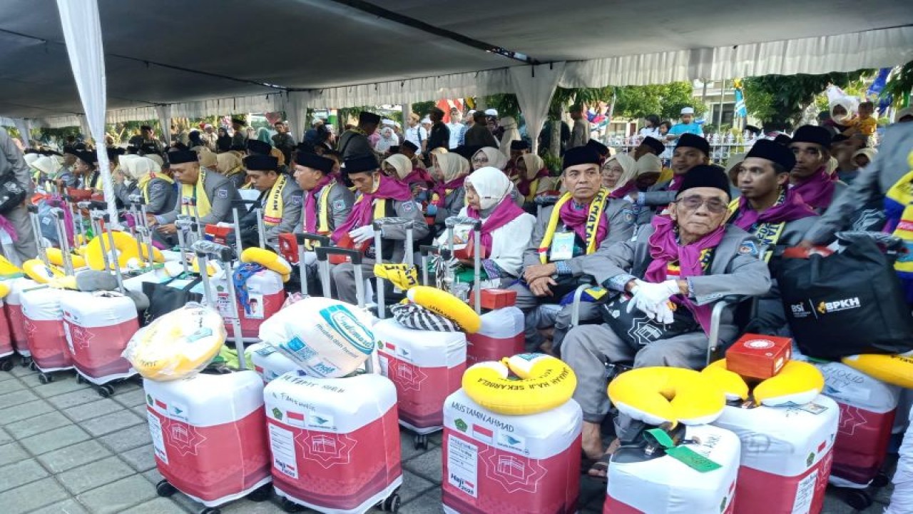 Dokumen: pelepasan jamaah haji asal Kota Mataram, Provinsi Nusa Tenggara Barat tahun 2023. (ANTARA/Nirkomala)