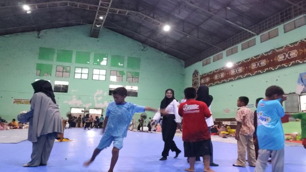Dokumentasi. Tim UMPR dampingi anak korban bencana kebakaran di Palangka Raya. (ANTARA/HO-UMPR)