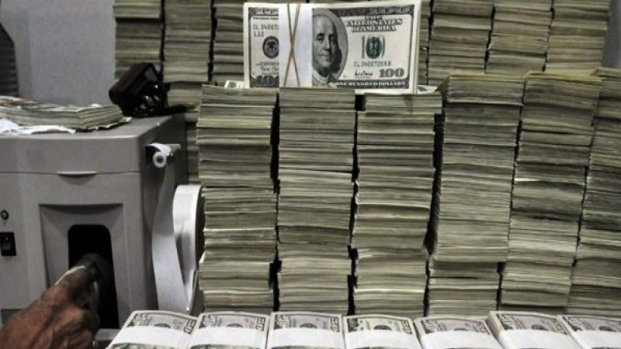 Ilustrasi - Petugas melayani penukaran uang dolar Amerika di salah satu gerai penukaran valuta asing, Jakarta. ANTARA FOTO/Puspa Perwitasari/ama/aa