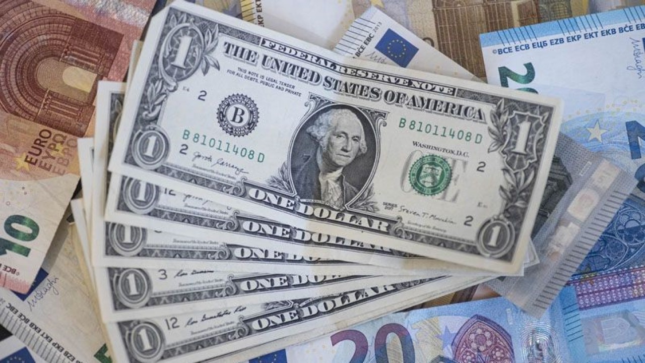 Uang kertas euro dan dolar AS yang diambil gambarnya di Amsterdam, Belanda, pada 14 Juli 2022. ANTARA/Nicolas Economou via Reuters Connect/NurPhoto/pri.