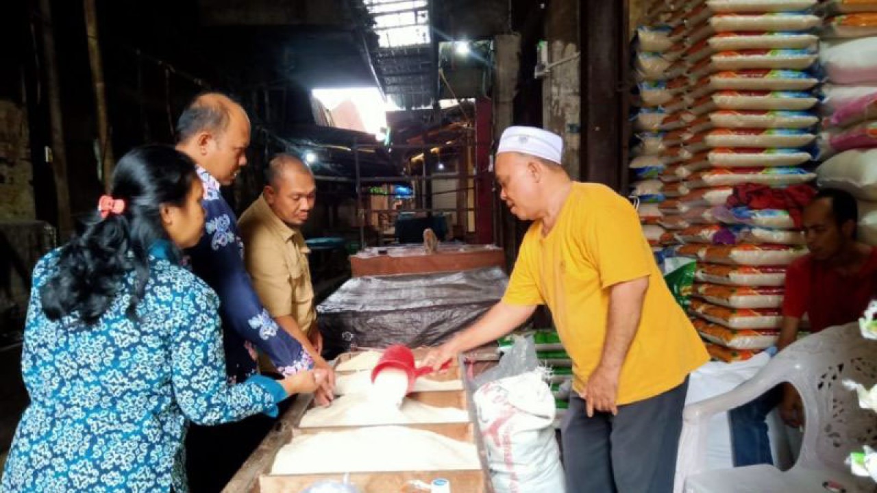 DPKUKMP Kota Palangka Raya, Kalimantan Tengah, melakukan pemantauan terhadap ketersediaan beras di kota setempat. ANTARA/Adi Wibowo