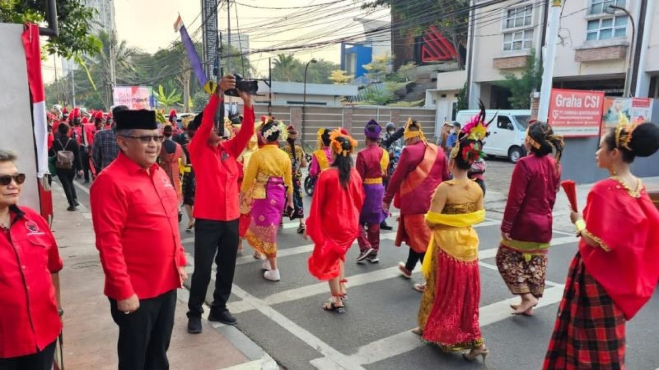 Sekretaris Jenderal (Sekjen) PDIP Hasto Kristiyanto (dua kiri) menyapa dan melambaikan tangan ke para peserta kirab di Sekolah DPP PDIP, Jakarta, Kamis (17/8/2023). (ANTARA/HO-PDIP)