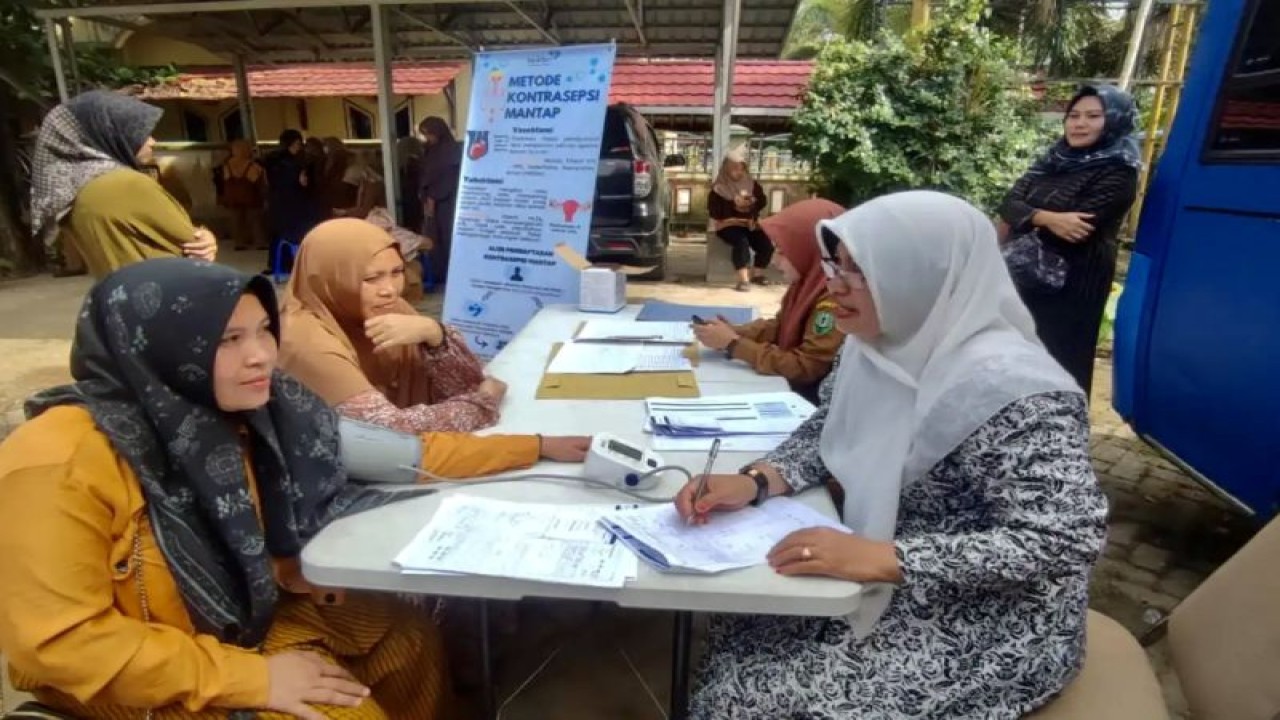 Dinas Pengendalian Penduduk dan Keluarga Berencana (DPPKB) Kabupaten HSU memberikan pelayanan KB bagi pasangan usia subur (PUS), di Amuntai, Hulu Sungai Utara, Kalimantan Selatan, Senin (7/8/2023). (ANTARA/HO-Pemkab HSU)
