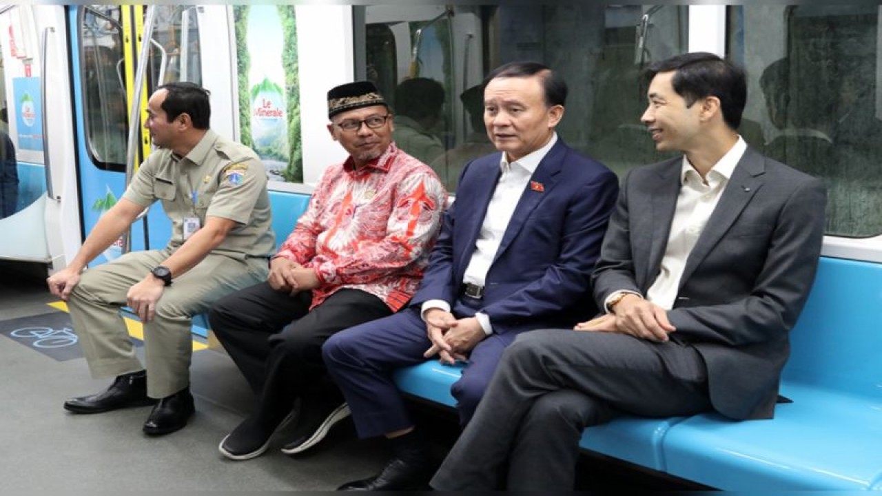 Delegasi DPRD Hanoi, Vietnam, bersama DPRD DKI Jakarta mengunjungi MRT Jakarta, Jakarta, Senin (7/8/2023). ANTARA/HO-DPRD DKI