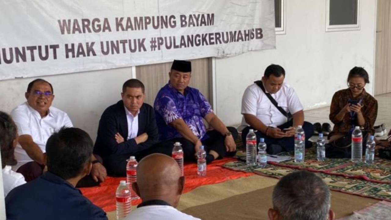 Anggota Komisi DPRD DKI Jakarta Wibi Andrino berdiskusi dengan warga Kampung Bayam, Jakarta, Rabu (23/8/2023). ANTARA/Luthfia Miranda Putri