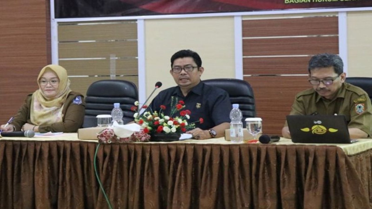 Anggota DPRD bersama Dinas Kominfo Kabupaten Hulu Sungai Selatan (HSS) menguji publik rancangan peraturan daerah penyelenggaran SPBE di Aula Wakil Bupati, Kandangan, Kalimantan Selatan, Senin (31/7/2023). (ANTARA/HO-Diskominfo HSS)