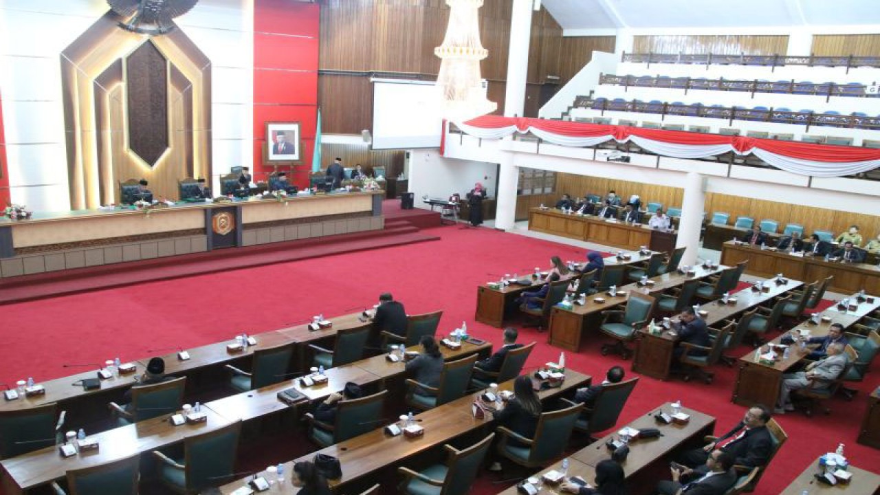 Sidang Paripurna DPRD Kalbar terkait usulan siapa saja yang bakal diusulkan untuk menjadi Penjabat (Pj) Gubernur di Pontianak, Selasa. (ANTARA/Rendra Oxtora)