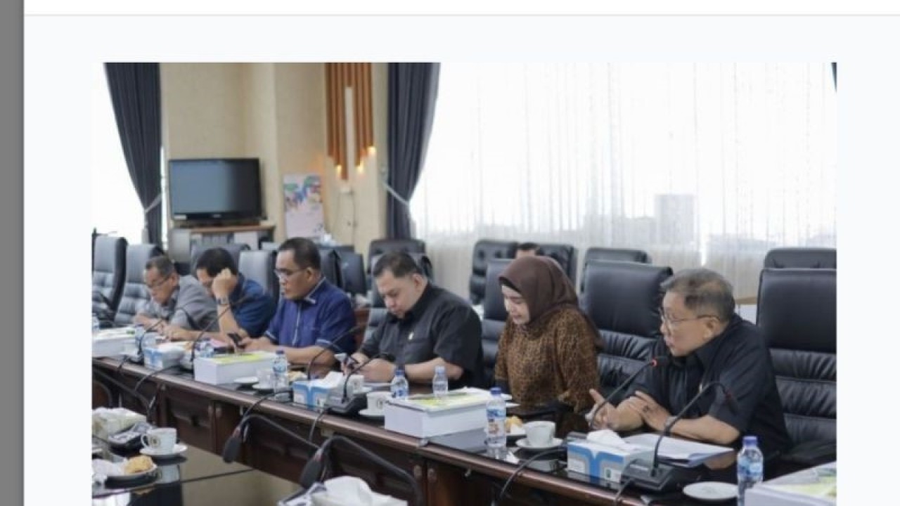 Suasana rapat Komisi III Bidang Pembangunan dan Infrastruktur DPRD Kalimantan Selatan (Kalsel) dengan Dinas Perumahan Rakyat dan Kawasan Permukiman (Disperkim) provinsi setempat di Banjarmasin, 8 Agustus 2023. ANTARA/HO- Humas Setwan Kalsel.