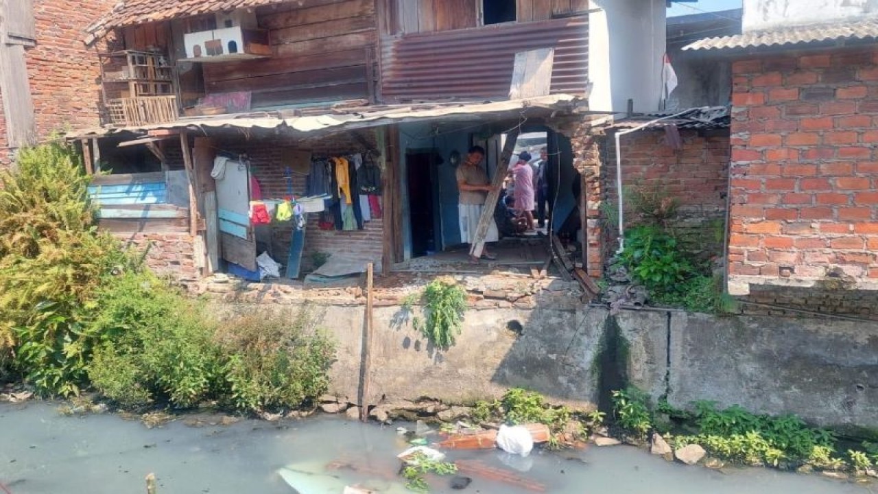 Rumah milik salah satu warga miskin ambrol di Jalan Babadan, Gundih, Bubutan, Kota Pahlawan, Jatim, saat peringatan detik-detik Proklamasi atau HUT ke-78 RI, Kamis (17/8/2023). (ANTARA/HO-DPRD Surabaya)