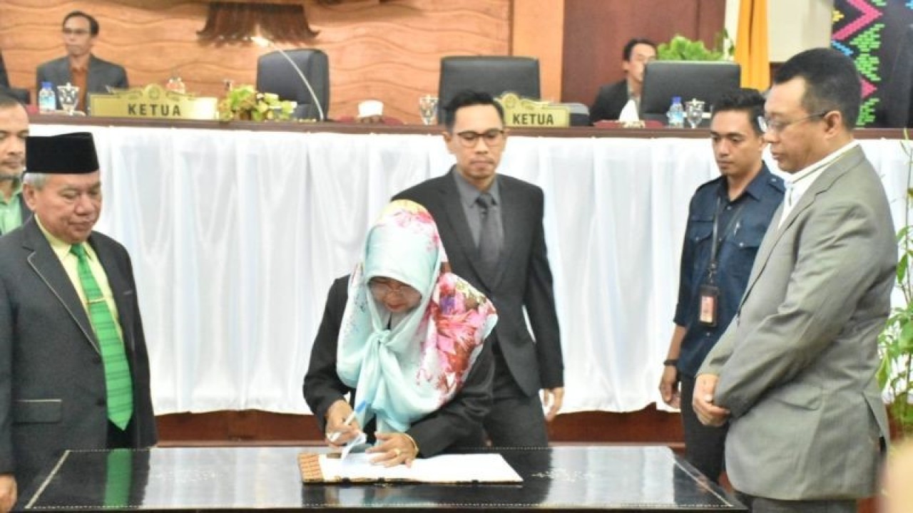 Ketua DPRD Nusa Tenggara Barat (NTB) Baiq Isvie Rupaeda (kedua kiri) menandatangani berita acara didampingi tiga wakil ketua Nauvar Furqoni Farinduan, Muzihir dan Yek Agil dan Gubernur Zulkieflimansyah (kanan) di ruang rapat paripurna DPRD NTB di Kota Mataram, Senin (14/8/2023). (ANTARA/Nur Imansyah).