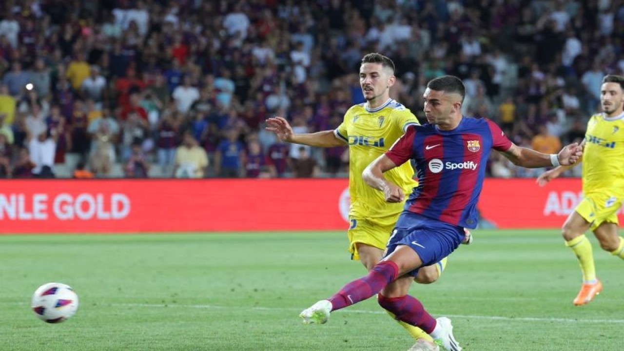 Penyerang Barcelona Ferran Torres mencetak gol kedua untuk timnya pada pertandingan Liga Spanyol melawan Cadiz, yang dimainkan di Lluis Companys Olimpic Stadium, Barcelona, Minggu (20/8/2023). (ANTARA/AFP/LLUIS GENE)