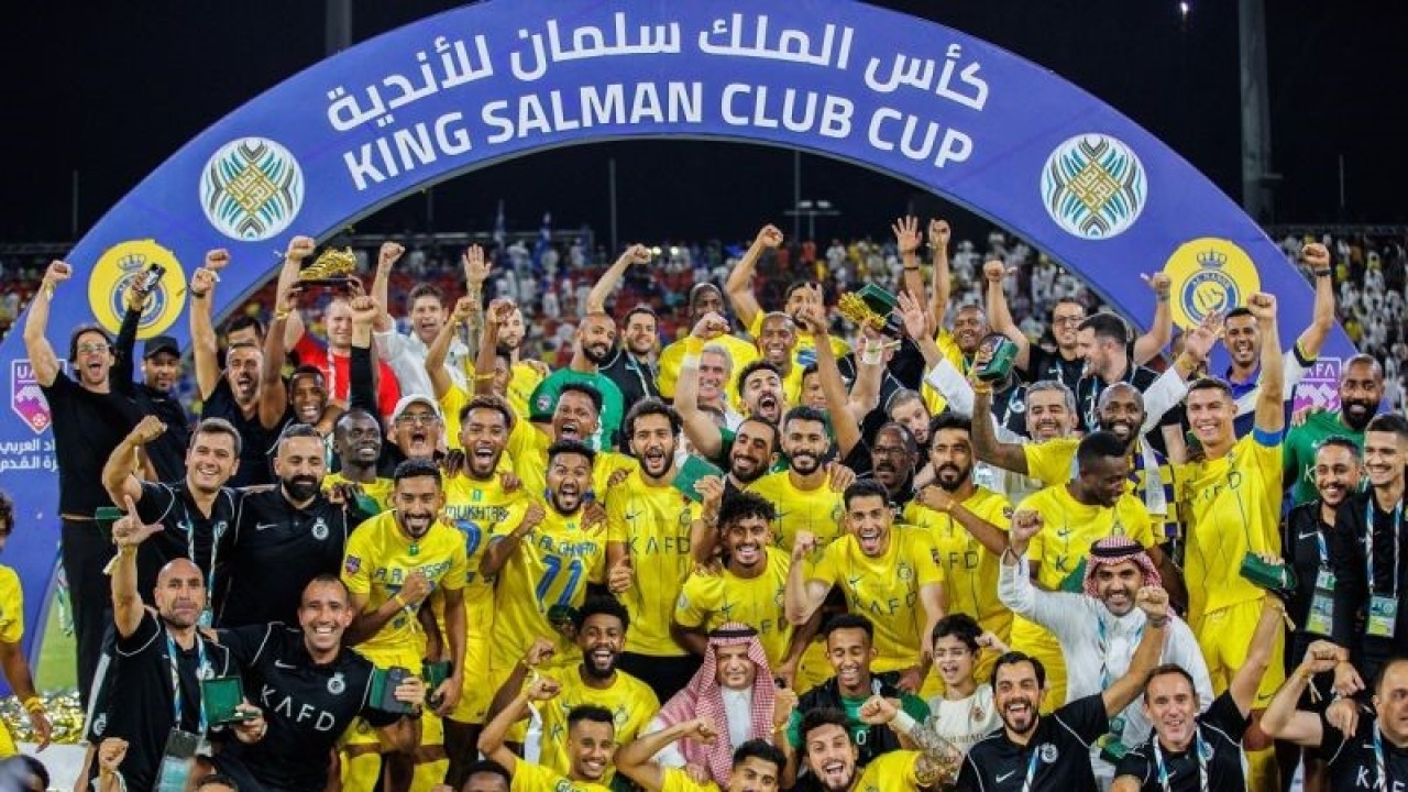 Pemain Al-Nassr melakukan selebrasi setelah menjuarai Arab Club Champions Cup 2023 setelah mengalahkan Al-Hilal di King Fahd Stadium, Taif pada 12 Agustus 2023. ANTARA/AFP/-