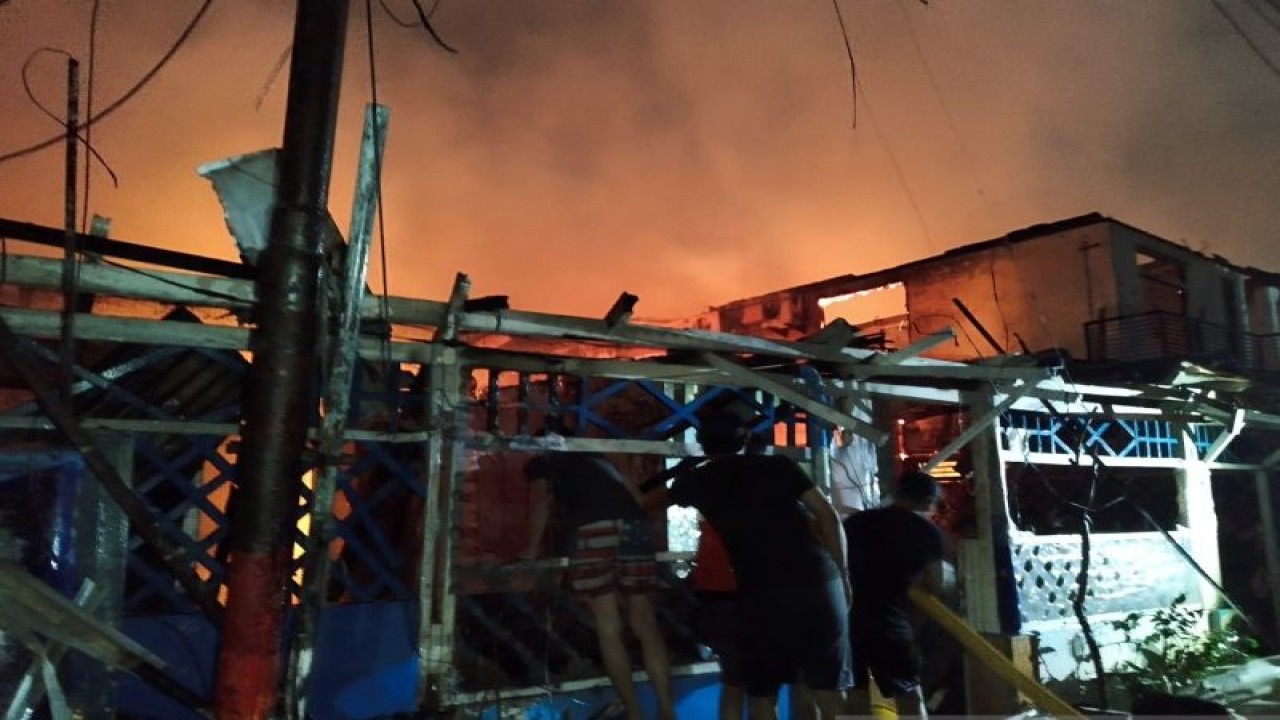 Warga berhamburan saat kebakaran hebat melanda di kawasan permukiman RW 08, Keluruhan Petojo Selatan, Gambir, Jakarta Pusat, Rabu (24/8/2023) malam. ANTARA/Dokumentasi Pribadi