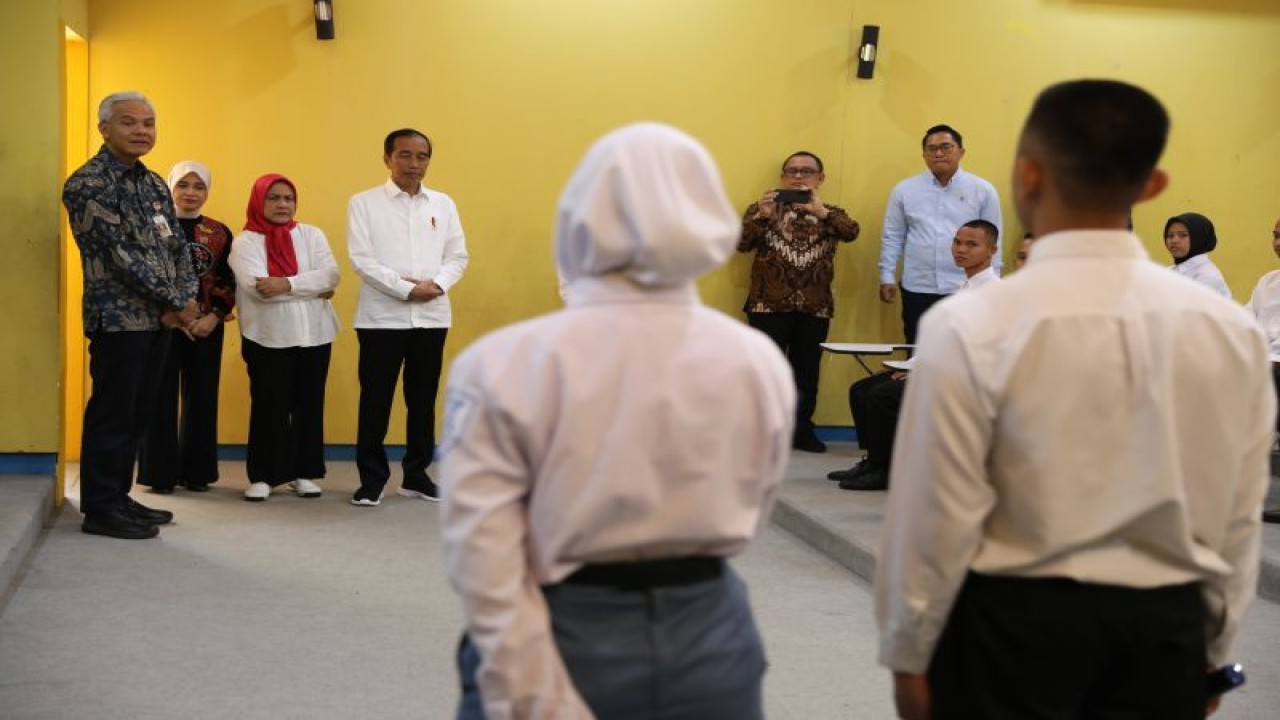 Dua pelajar SMK Negeri Jawa Tengah, Adelia dan Hilmi, berkesempatan berbincang langsung dengan Presiden Joko Widodo di Semarang, Rabu (30/8/2023). (ANTARA/HO-Humas Pemprov Jateng)