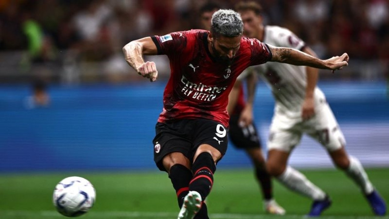 Penyerang AC Milan Olivier Giroud mencetak gol ke gawang Torino pada pertandingan Liga Italia yang dimainkan di Stadion San Siro, Milan, Sabtu (26/8/2023). (ANTARA/AFP/MARCO BERTORELLO).