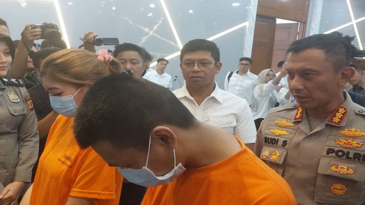 Dua selebgram Bandung, Areta Febiola (kiri) dan Deni Sukirno (kanan), ditanyai soal promosi situs judi "online" yang mereka lakukan oleh Kapolrestabes Bandung Kombes Pol. Budi Sartono di Mapolrestabes Bandung, Jawa Barat, Rabu (23/8/2023). ANTARA/HO