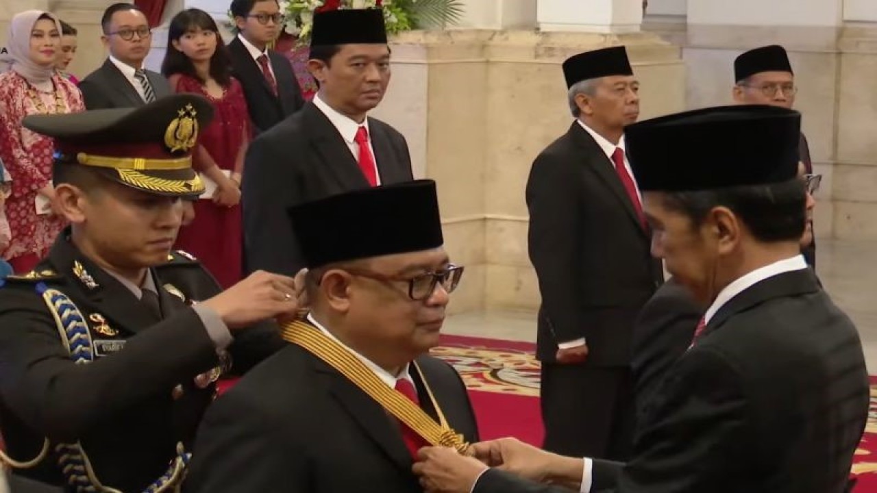 Tangkapan layar Presiden Joko Widodo menganugerahkan Bintang Jasa Utama kepada Staf Khusus Presiden Anak Agung Gede Ngurah Ari Dwipayana di Istana Merdeka, Jakarta, Senin (14/8/2023). ANTARA/Rangga Pandu Asmara Jingga