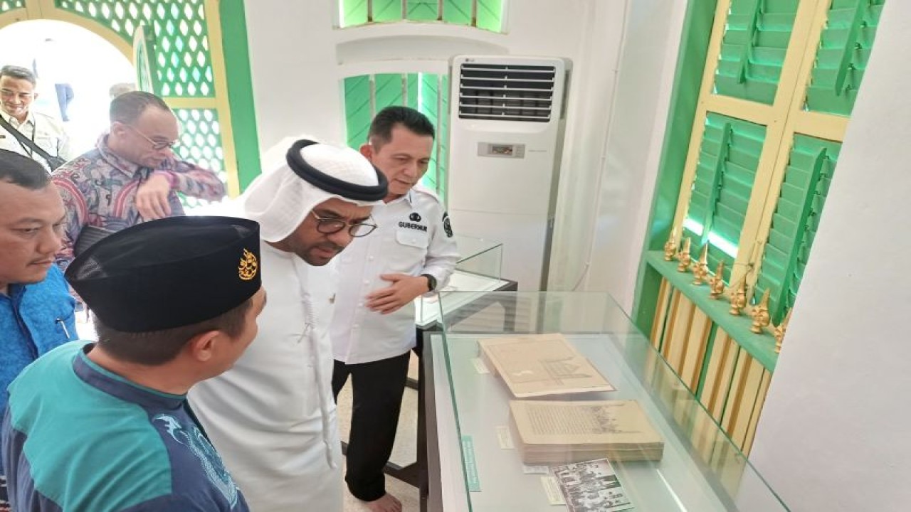 Gubernur Kepri, Ansar Ahmad dan Duta Besar UEA untuk Indonesia dan ASEAN, Abdulla Salem Y.M Abdulla Salem Obaid Al Dhaheri melihat kitab dan manuskrip kuno di kompleks Masjid Sultan Riau, Pulau Penyengat, Tanjungpinang. (Ogen)