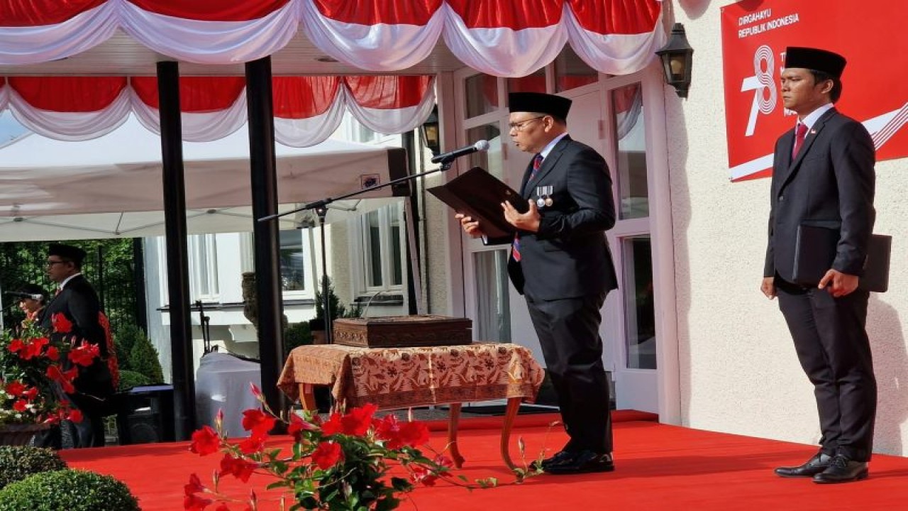 Duta Besar RI untuk Swedia Kamapradipta Isnomo pada upacara peringatan HUT Kemerdekaan Indonesia ke-78 di Swedia, Kamis (17/8/2023). (ANTARA/HO-KBRI Stockholm)