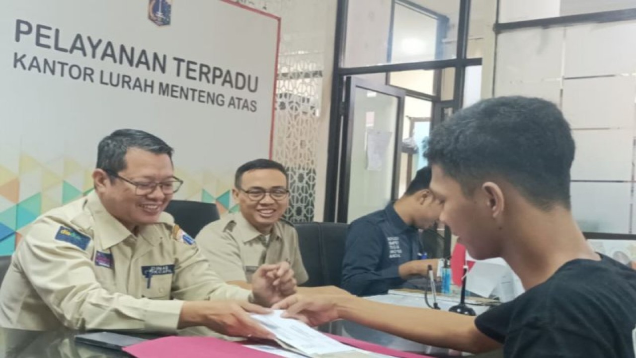 Kepala Dinas Kependudukan dan Pencatatan Sipil (Dukcapil) Provinsi DKI Jakarta Budi Awaluddin turun langsung dalam pelayanan administrasi kependudukan (adminduk) di Kelurahan Menteng Atas, Kecamatan Setiabudi, Jakarta Selatan, Senin (7/8/2023). ANTARA/HO-Dinas Dukcapil DKI Jakarta