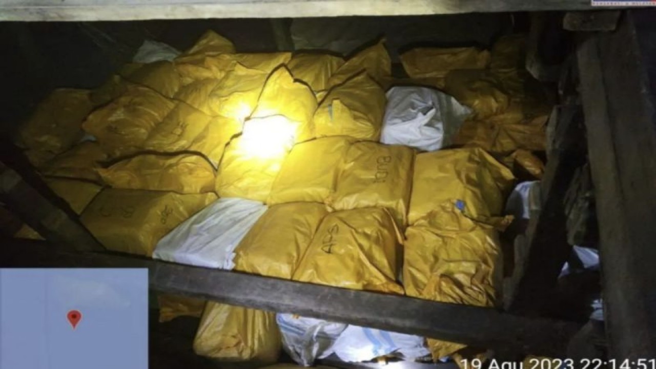 Barang bekas sitaan Petugas P2 BC Riau dibawa ke Pelabuhan Dumai. ANTARA/HO-BC Dumai