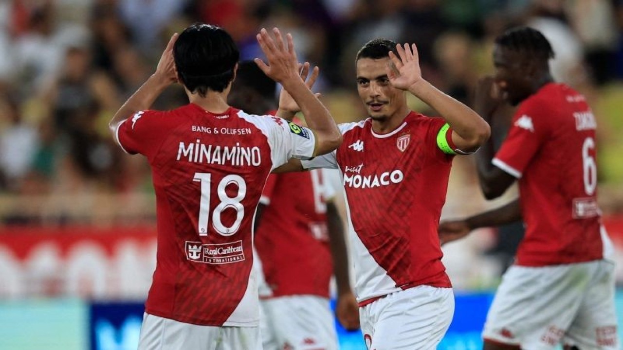 Kapten AS Monaco Wissam Ben Yedder (kanan) berselebrasi bersama dengan Takumi Minamino (kiri) usai mencetak gol ketiga untuk AS Monaco dalam pertandingan menghadapi Strasbourg di ajang Liga Perancis atau Ligue 1 yang berlangsung di Stadion Stade Louiss II, Minggu waktu setempat atau Senin dini hari WIB (21/08/2023). (ANTARA/AFP/Valery HACHE)