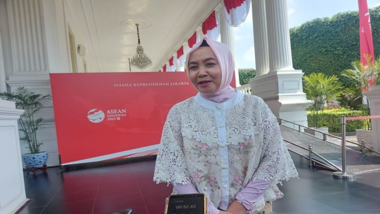 Kepala BMKG Dwikorita Karnawati memberikan keterangan kepada wartawan di Istana Kepresidenan, Jakarta, Rabu (9/8/2023). ANTARA/Mentari Dwi Gayati