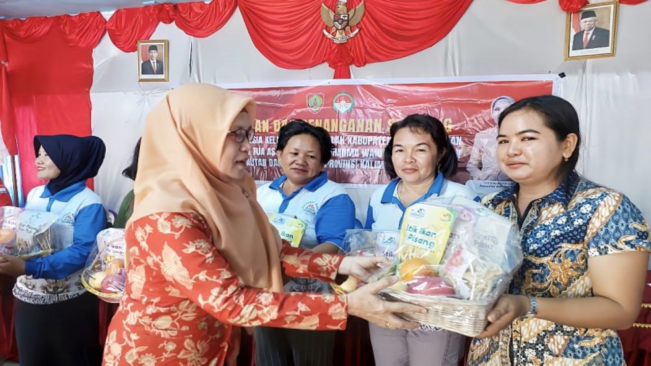 Dislutkan Kalteng bersama DWP Dislutkan melakukan pendampingan bersama Posyandu Akasia Desa Sababilah, Kabupaten Barito Selatan dalam upaya mendukung percepatan penurunan stunting, Senin (21/8/2023). (ANTARA/HO-Dislutkan Kalteng)