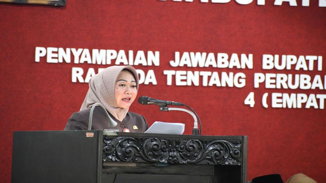 Bupati Purbalingga Dyah Hayuning Pratiwi saat Penyampaian Jawaban Bupati Atas Pandangan Umum Fraksi Terhadap Raperda Perubahan APBD Tahun Anggaran 2023 dan 4 Raperda Lainnya dalam Rapat Paripurna DPRD Kabupaten Purbalingga di Ruang Rapat DPRD, Selasa (15/8/2023). ANTARA/HO-Pemkab Purbalingga