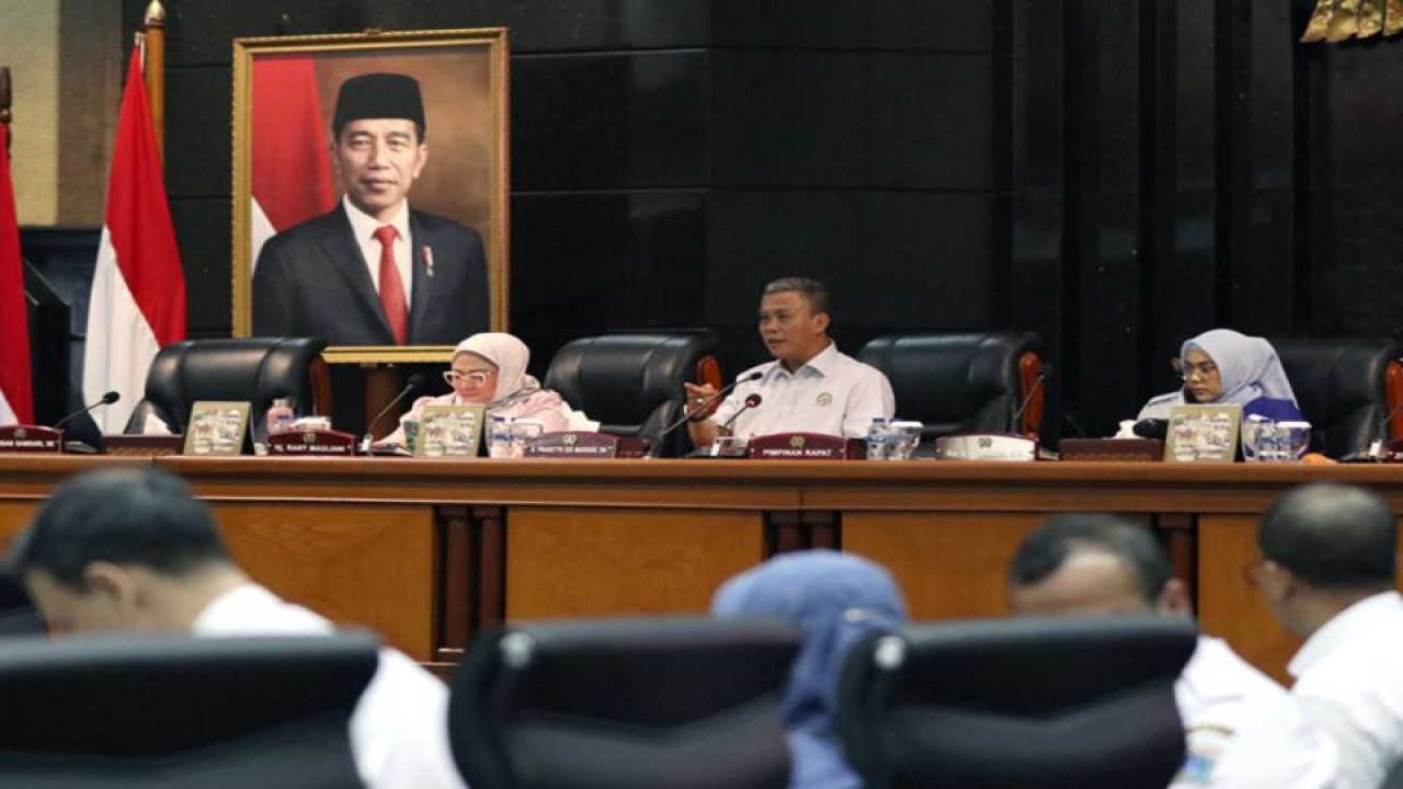 Ketua DPRD DKI Jakarta Prasetio Edi Marsudi (tengah) dalam rapat Badan Anggaran (Banggar) DPRD DKI Jakarta, Kamis (10/8/2023). ANTARA/HO-DPRD DKI Jakarta
