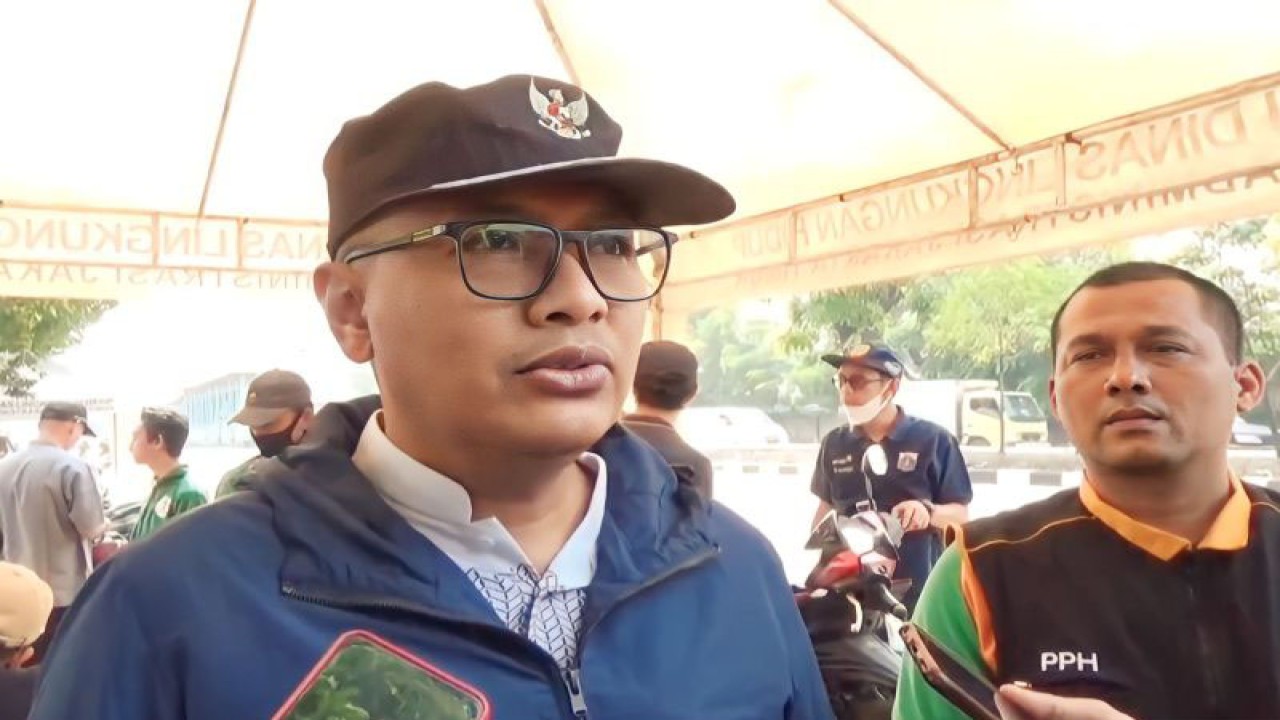 Kepala Sudin LH Jakarta Timur Eko Gumelar saat memberikan keterangan pers pada sosialisasi razia uji emisi di Jalan Pemuda, kecamatan Pulogadung, Jakarta Timur, Jumat (25/8/2023). (ANTARA/Syaiful Hakim)