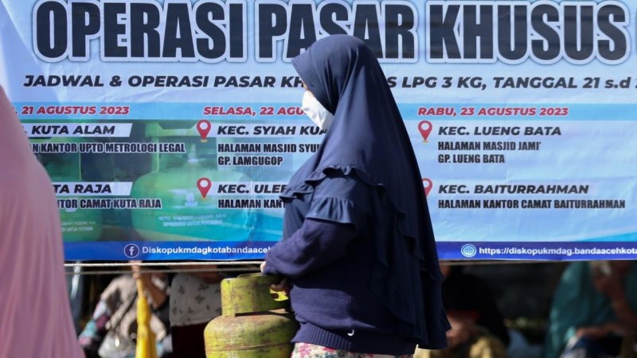 Warga membawa tabung gas elpiji 3 kg saat antre pada operasi pasar yang digelar Pemerintah Kota Banda Aceh bersama PT Pertamina di Banda Aceh, Aceh, Selasa (22/8/2023). Operasi pasar itu sebagai upaya menekan laju inflasi dengan menyediakan 2.000 tabung lebih sehingga dapat meringankan beban ekonomi warga, nelayan, pelaku UMKM dan petani. ANTARA FOTO/Irwansyah Putra/Spt