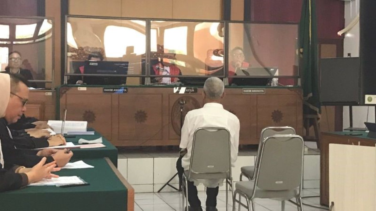 Mantan Kepala Dinas Pertanahan dan Tata Ruang DIY Krido Suprayitno saat diperiksa sebagai saksi kasus dugaan korupsi pemanfaatan tanah kas desa di Desa Caturtunggal, Sleman dengan terdakwa Direktur PT Deztama Putri Sentosa Robinson Saalino di Pengadilan Negeri (PN) Yogyakarta, Senin (21/8/2023) (ANTARA/Luqman Hakim)