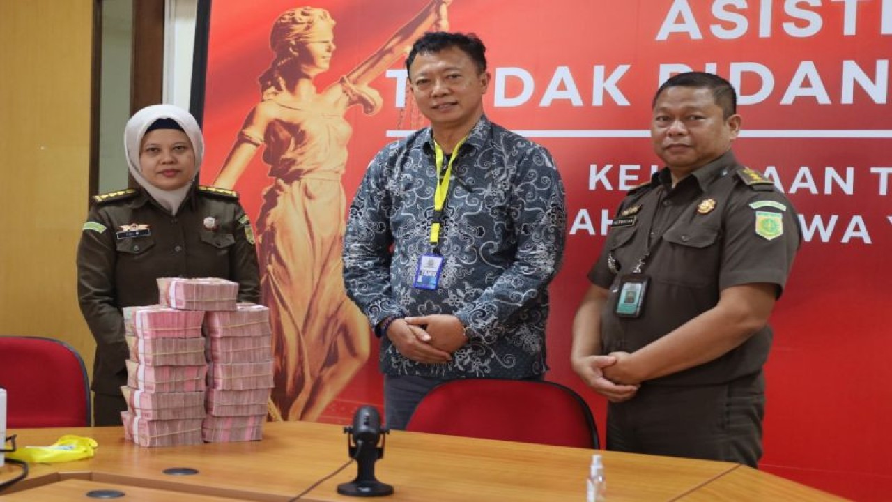 Mantan Kepala Dinas Pertanahan dan Tata Ruang Daerah Istimewa Yogyakarta Krido Suprayitno (KS) melalui penasihat hukum dan keluarganya mengembalikan uang gratifikasi senilai Rp1,1 miliar terkait kasus mafia tanah kas desa ke Kejaksaan Tinggi (Kejati) DIY, Yogyakarta, Kamis (24/8/2023) (FOTO ANTARA/HO-Kejati DIY)