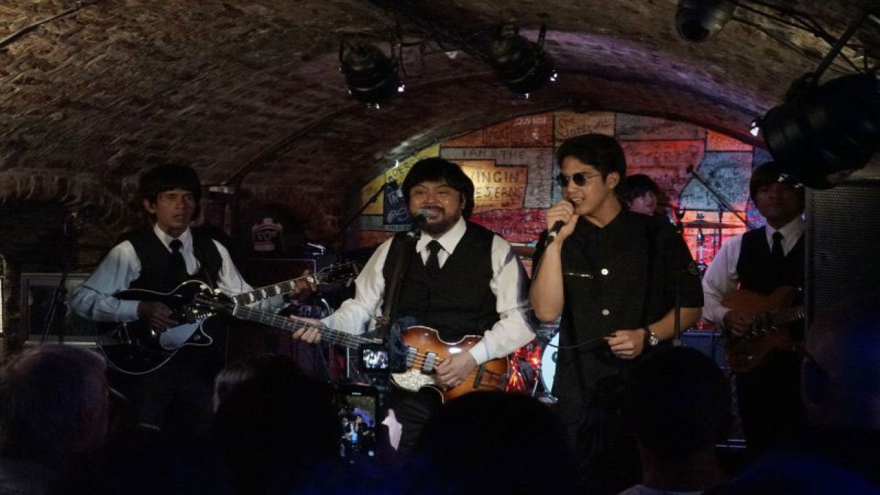 Band G-Pluck bersama El Rumi tampil membawakan lagu "I Saw Her Standing There" dan "All My Loving" di panggung Cavern Club Front gelaran Liverpool International Beatleweek Festival 2023, Selasa (29/8). (ANTARA/Ahmad Faishal)
