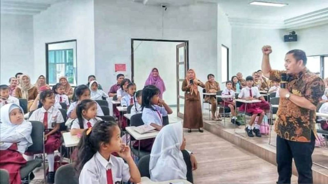 Pj Bupati Tapteng Elfin Elyas, saat berdialog langsung dengan para siswa SD peserta Pelatihan pembelajaran matematika metode Gasing (Gampang, Asyik dan Menyenangkan). (ANTARA/Tamy)