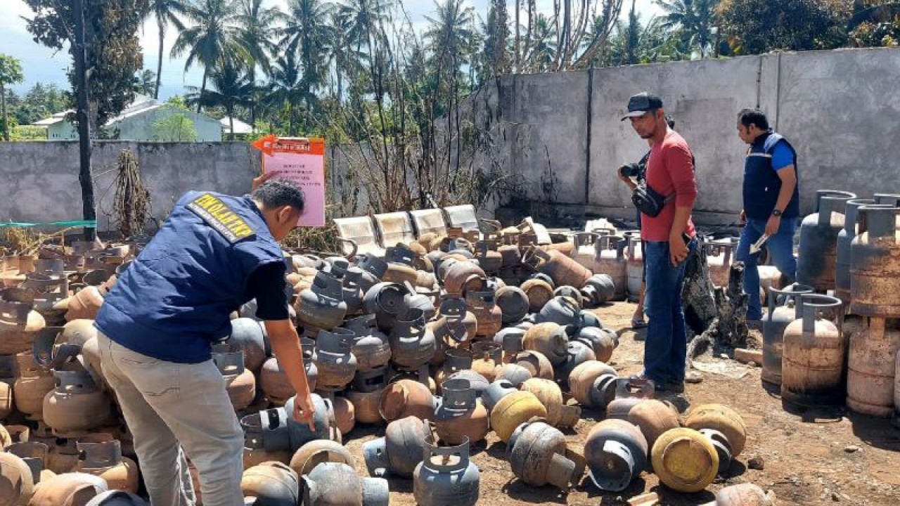 Foto arsip-Petugas kepolisian menemukan ratusan tabung gas elpiji yang terbakar dalam kegiatan olah TKP kebakaran di Poskesdes Teko, Lombok Timur, NTB, Minggu (6/8/2023). (ANTARA/HO-Polres Lombok Timur)