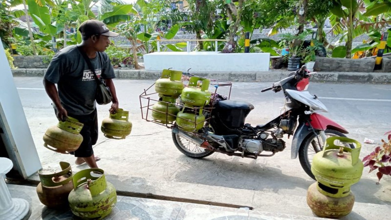 Ilustrasi: seorang distributor elpiji 3 kilogram mengantarkan pesanan ke salah satu pengecer di Kota Mataram, Provinsi Nusa Tenggara Barat. (ANTARA/Nirkomala)