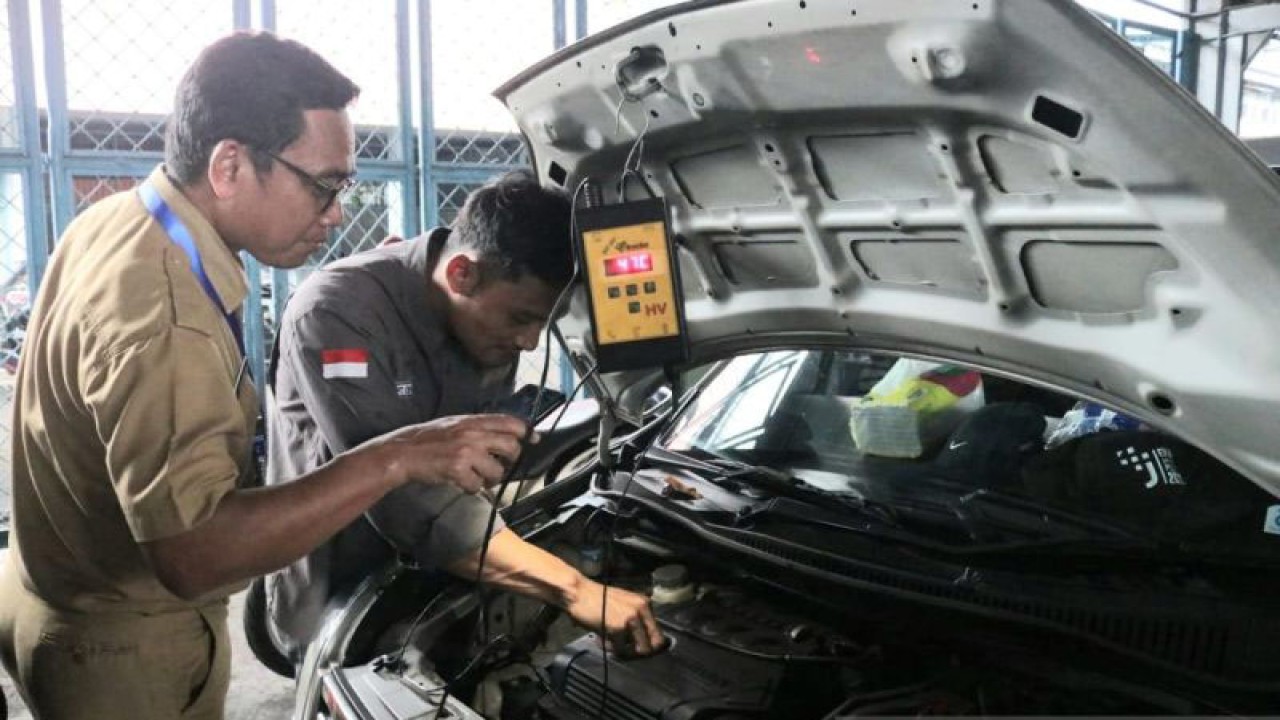 Instruktur dari Dinas Lingkungan Hidup DKI Jakarta tengah memberi arahan kepada salah seorang petugas uji emisi yang sedang mengikuti pelatihan di Jakarta, Selasa (8/8/2023). ANTARA/ HO-Dinas Lingkungan Hidup DKI Jakarta