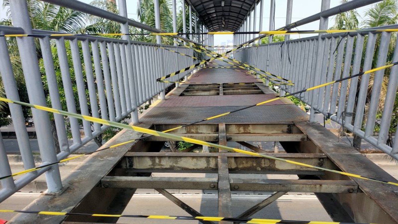 Empat lembar lantai besi Jembatan Penyeberangan Orang (JPO) Sahabat di Jalan Raya Daan Mogot, Cengkareng, Jakarta Barat kembali hilang, Jumat (4/8/2023). ANTARA/Risky Syukur