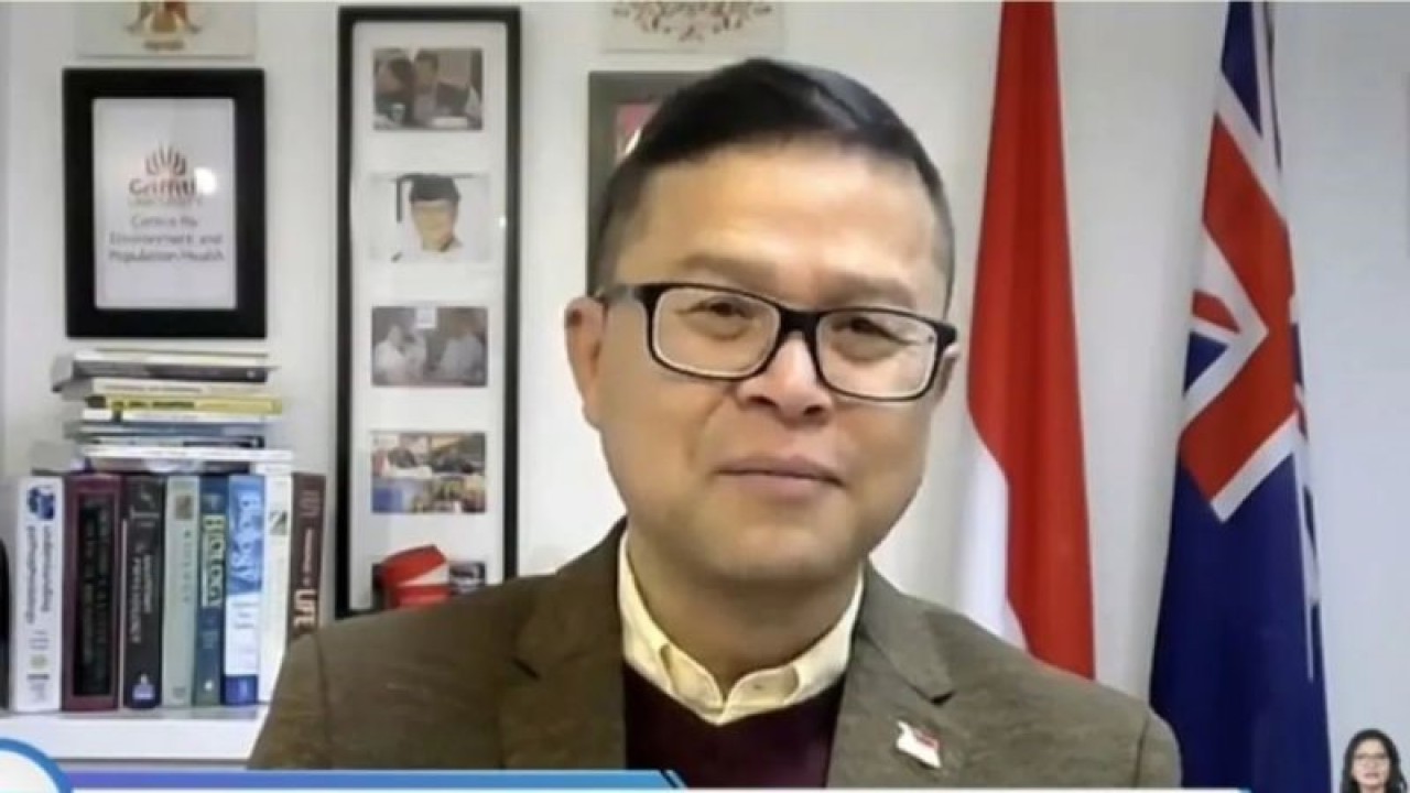 Tangkapan layar - Epidemiolog dari Griffith University Australia Dicky Budiman saat hadir secara virtual dalam Dialog FMB9 diikuti dalam jaringan di Jakarta, Senin (3/7/2023). (ANTARA/Andi Firdaus).