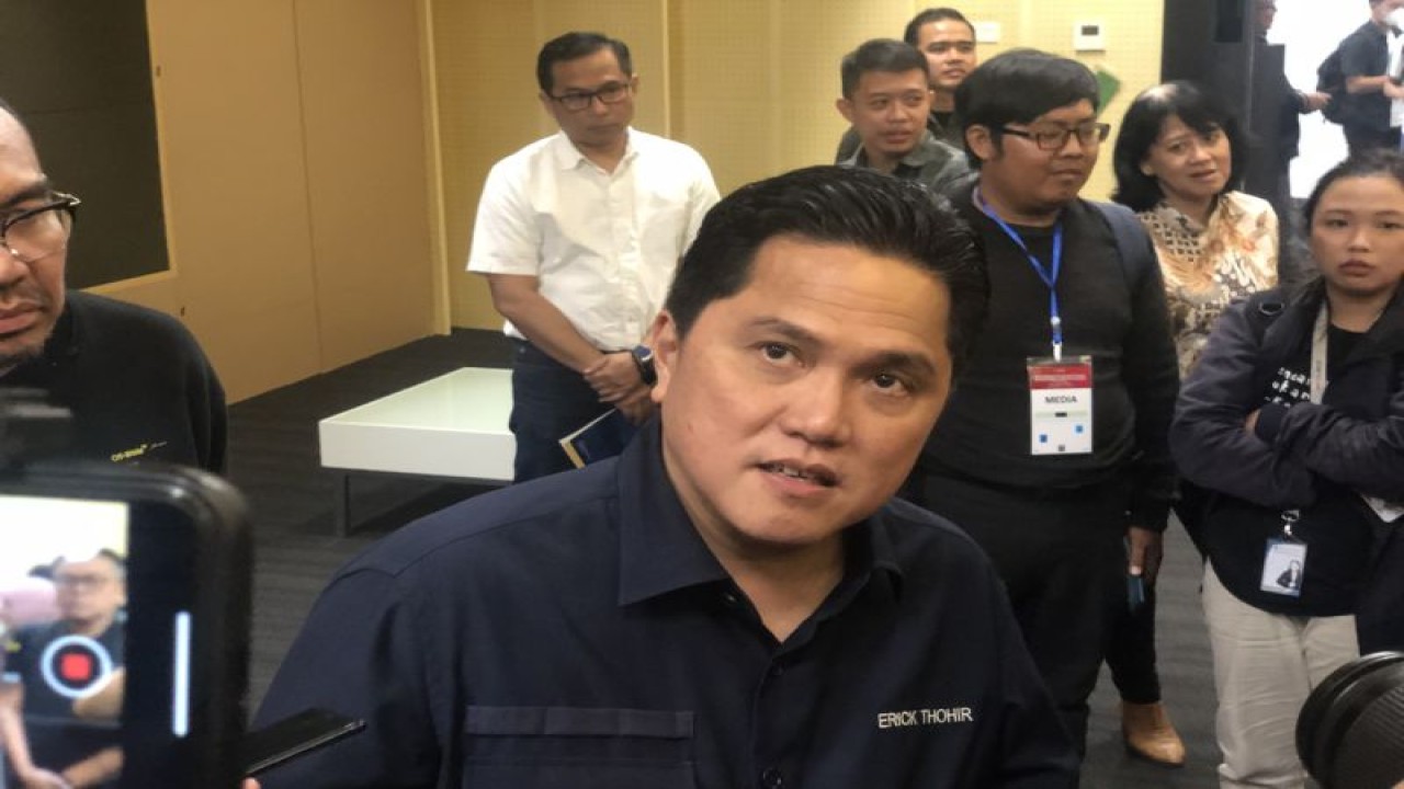 Ketum PSSI Erick Thohir ketika ditemui awak media di Media Center Stadion Utama Gelora Bung Karno (SUGBK) pada Rabu (2/8/2023). (ANTARA/Zaro Ezza Syachniar)