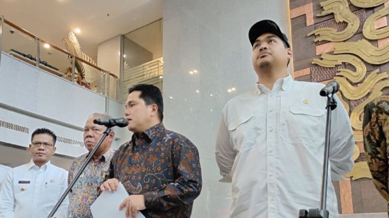 Menteri PUPR Basuki Hadimuljono (ketiga dari kanan), Menteri Pemuda dan Olahraga Dito Ariotedjo (kanan), dan Ketua Umum PSSI Erick Thohir (kedua dari kanan) dalam konferensi pers di Kementerian PUPR, Jakarta, Rabu (9/8/2023). ANTARA/Aji Cakti