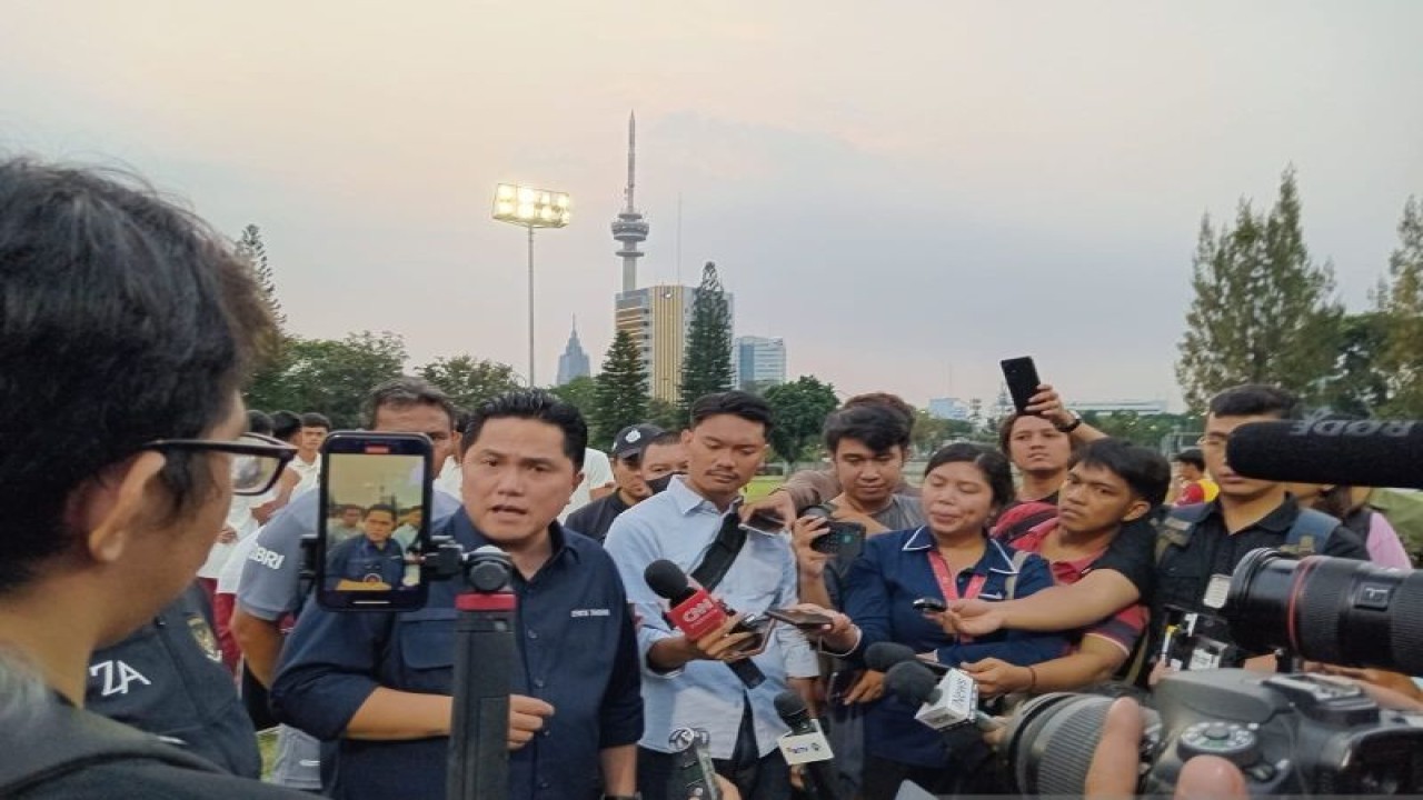 Ketua Umum PSSI Erick Thohir menjawab pertanyaan para pewarta di lapangan latihan A, komplek Gelora Bung Karno, Jakarta, Rabu (16/8/2023). (ANTARA/RAUF ADIPATI)