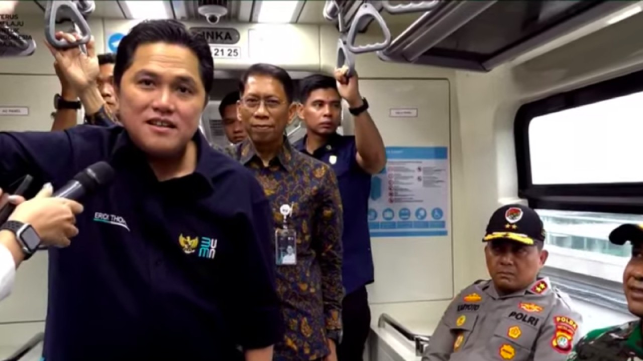 Tangkap layar - Menteri BUMN Erick Thohir memberikan komentar saat menjajal LRT Jabodebek sebelum peresmian yang dilakukan Presiden Joko Widodo (Jokowi) di Jakarta, Senin (28/8/2023). ANTARA/Indra Arief