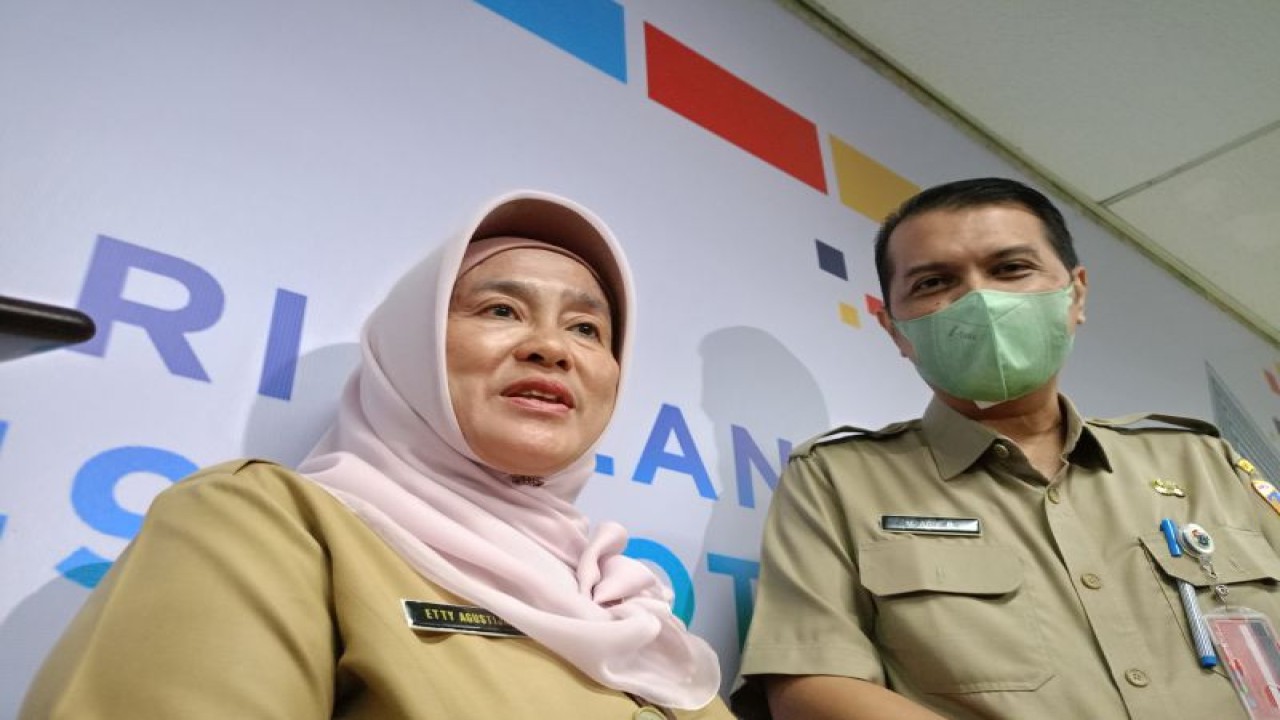 Sekretaris Badan Kepegawaian Daerah (BKD) DKI Jakarta Etty Agustijani di ruangan Badan Kepegawaian Daerah (BKD) DKI Jakarta di Balai Kota DKI, Jakarta Pusat, Senin (21/8/2023). ANTARA/Siti Nurhaliza
